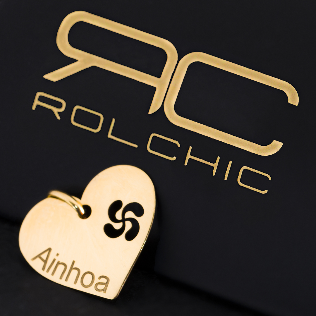 Rolchic colgante de oro en forma de corazón grabado con tu nombre y el símbolo lauburu